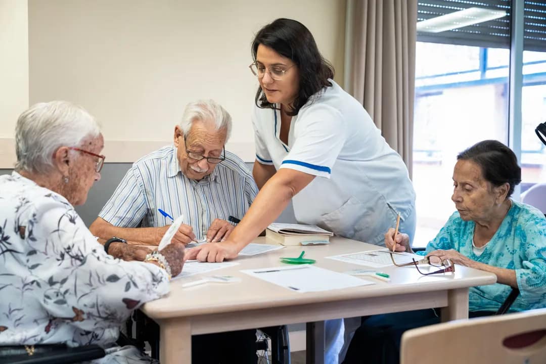 Residencias de mayores en España: tipos de centros, alternativas asistenciales y cómo tomar una decisión informada para tus padres